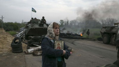 ukra_woman_with_christian_icon_among_military_tanks_fire_destruction_smokes_slavoniask_may_2_2014_400_01 ukra_woman_with_christian_icon_among_military_tanks_fire_destruction_smokes_slavoniask_may_2_2014_400_01