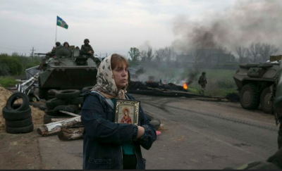 ukraine_tanks_against_people_woman_with_christian_icon_400