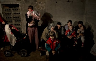 ukran_dissident_areas_people_hide_theri_children_to_shelters_during_kiev_military_bombings.._400