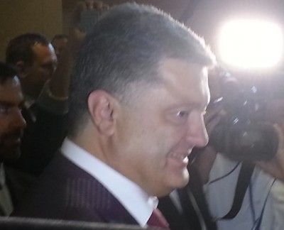 ukran_poroshenko__people_close_400