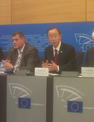 unsg_ban_ki_moon_replying_to_agg_quest_at_eu_parliament_iun_strasbourg_ocrtber_2010_400