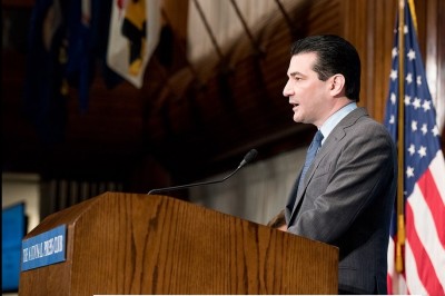 usa__fda_head_gottlieb_at_us_national_press_club_2017_400