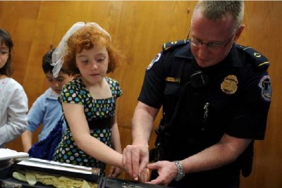 usa_capitol_police_officer_liebengood_mit_kid_msn__eurofora_400