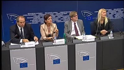 verhofstadt__di_pietro_looking_at_agg_400 verhofstadt__di_pietro_looking_at_agg_400