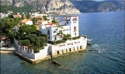 villa_kerylos_outside_view_from_the_sea_400