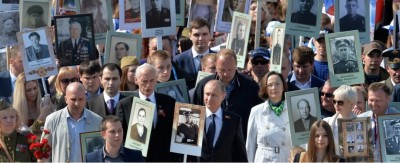 vladimir_putin_with_his_fathers_photo_among_2ww_veterans__victims_families_400_01 vladimir_putin_with_his_fathers_photo_among_2ww_veterans__victims_families_400_01