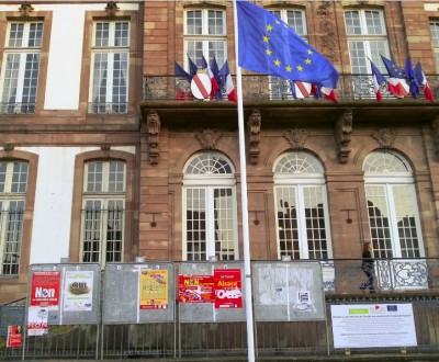 vote_city_hall_eu_flag_400